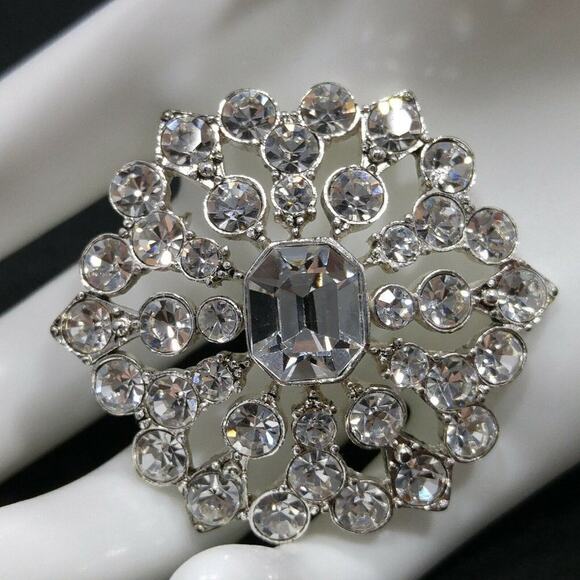 Vintage LIZ CLAIBORNE Rhinestone Pin Brooch, Wedding Snowflake Design, 2 Inches - Picture 5 of 6